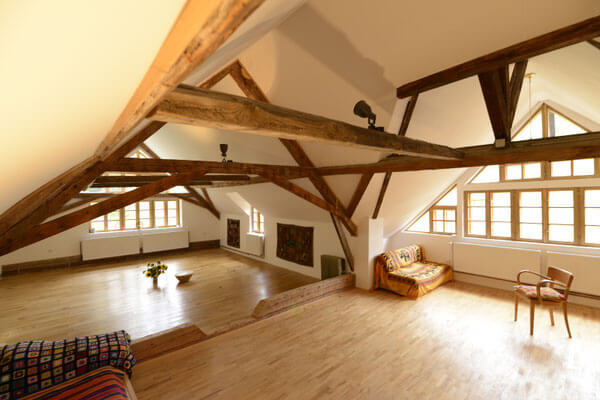 Seminarraum im Mariahaus Thernberg mit Holzbalken und natürlichem Licht